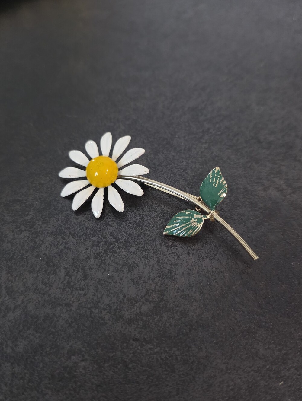 Vintage 1960s Enamel Daisy Brooch Pin – Retro White & Yellow Flower Power
